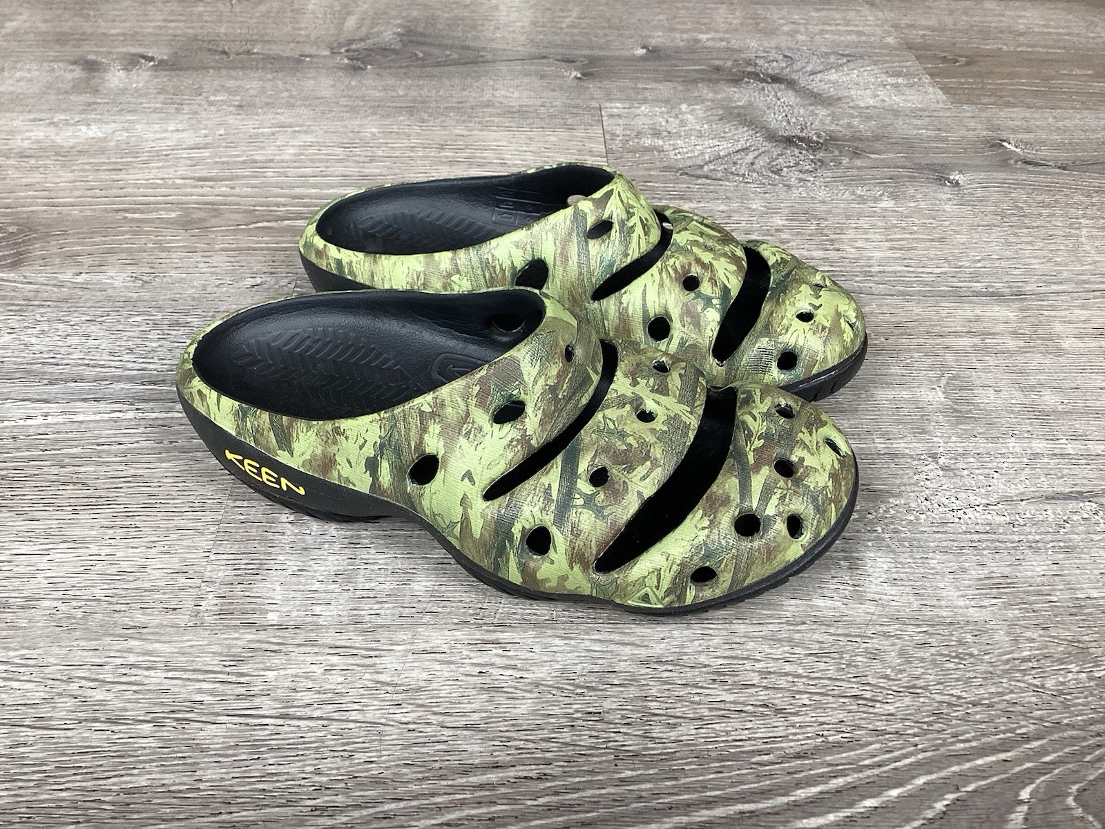 Keen Womens Yogui Arts Clogs Green Camo Rubber Slip On Shoes Sandals Size 9