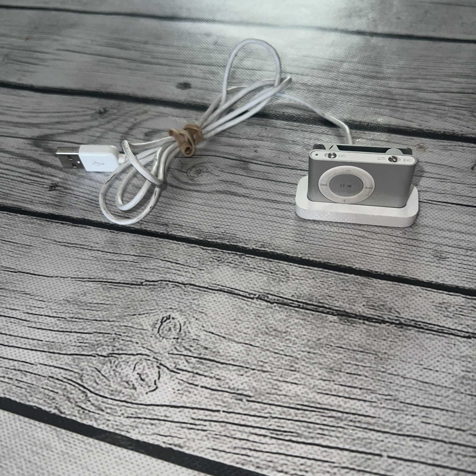 Apple iPod Shuffle 2nd Gen Silver A1204 With Charging Dock - TESTED