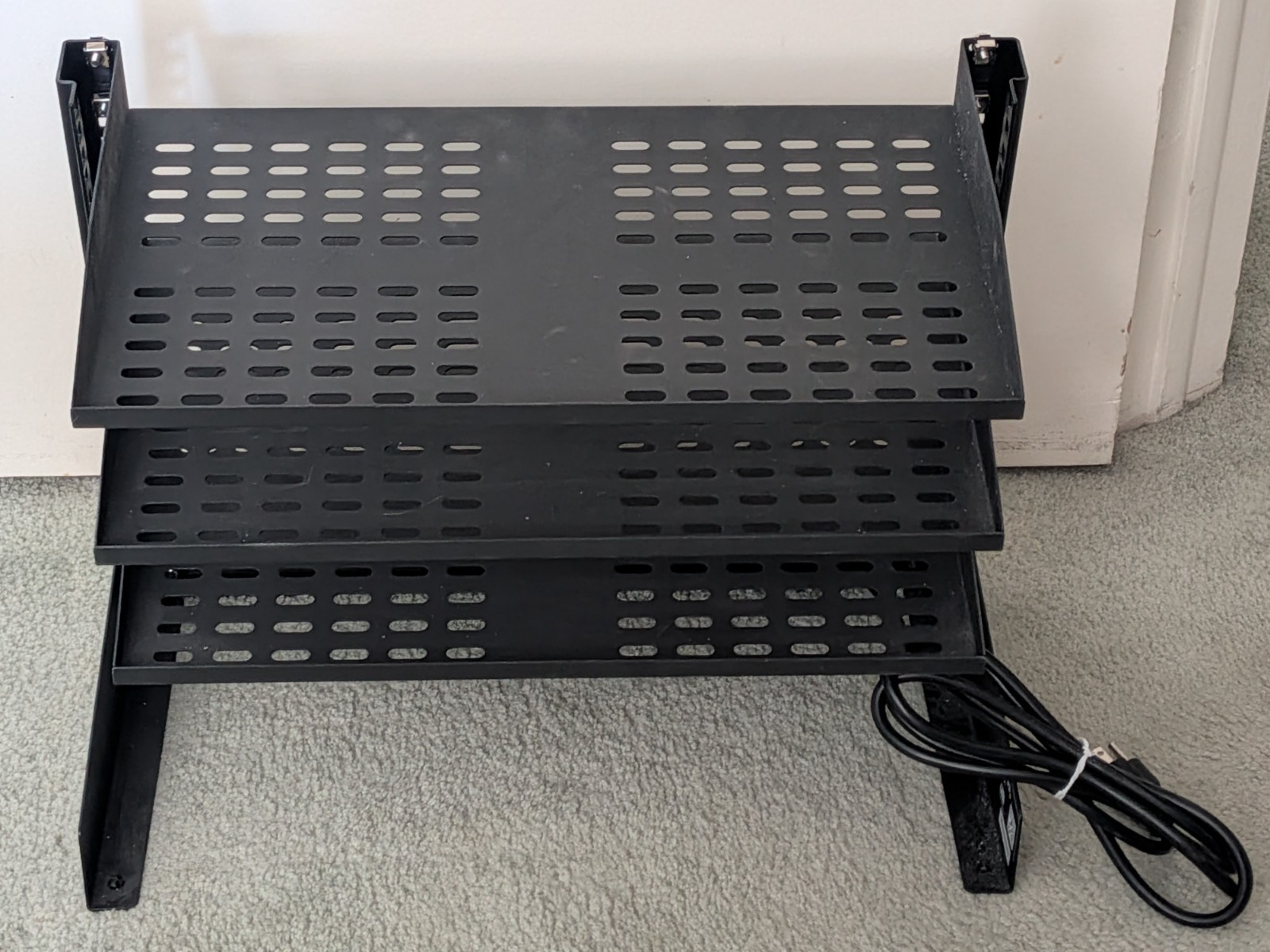 19 in. StarTech 8U Desktop Rack, 2-Post Rack, Shelves, 8 Skt PDU, 24 Patch Panel