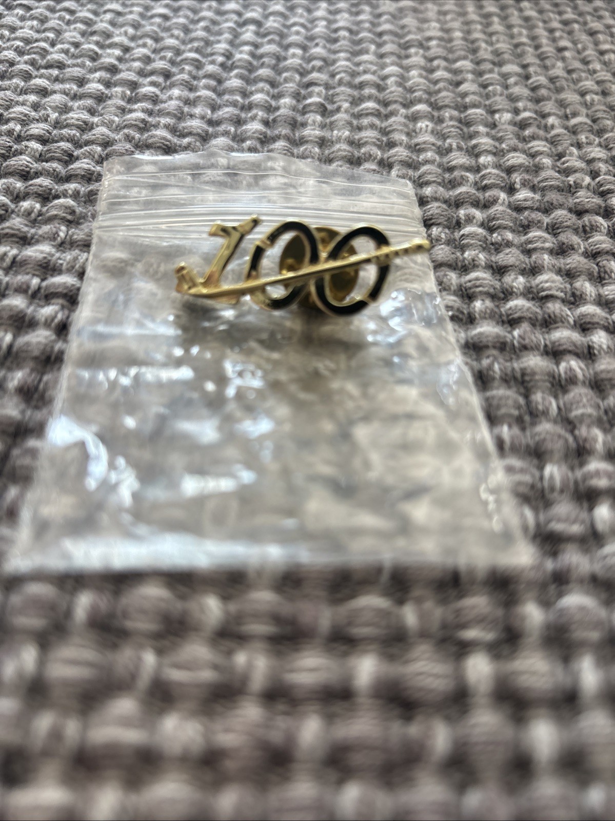 New 100 Golf Club Gold Tone Lapel Hat Pin