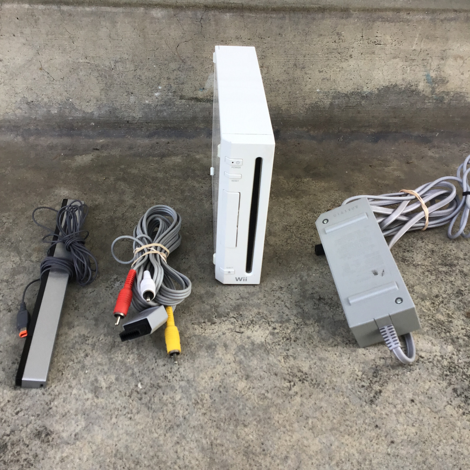 Nintendo Wii White Console RVL-001 with Sensor Bar & Cables - Tested