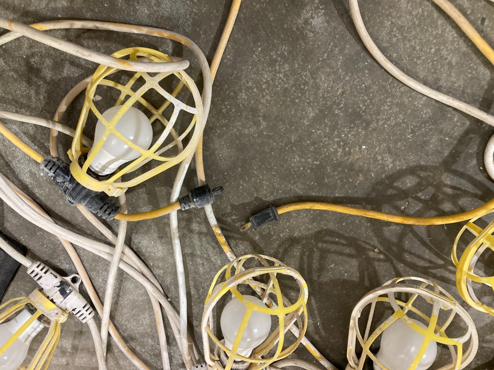 Construction Temporary Light String with 10 Fixtures/guards on 10' centers