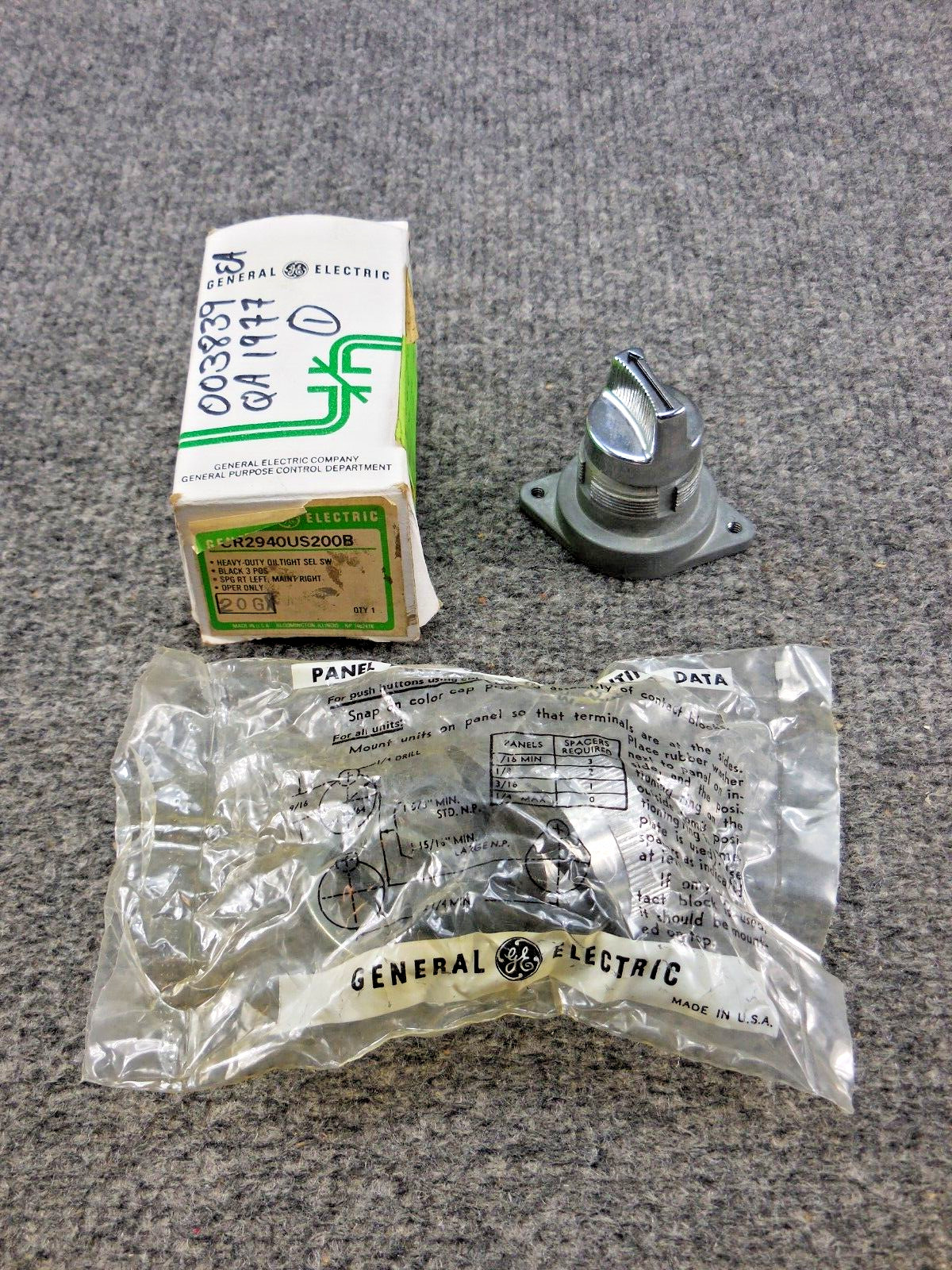 New Unused GE General Electric CR2940US200B Heavy Duty Oil Tight Selector Switch