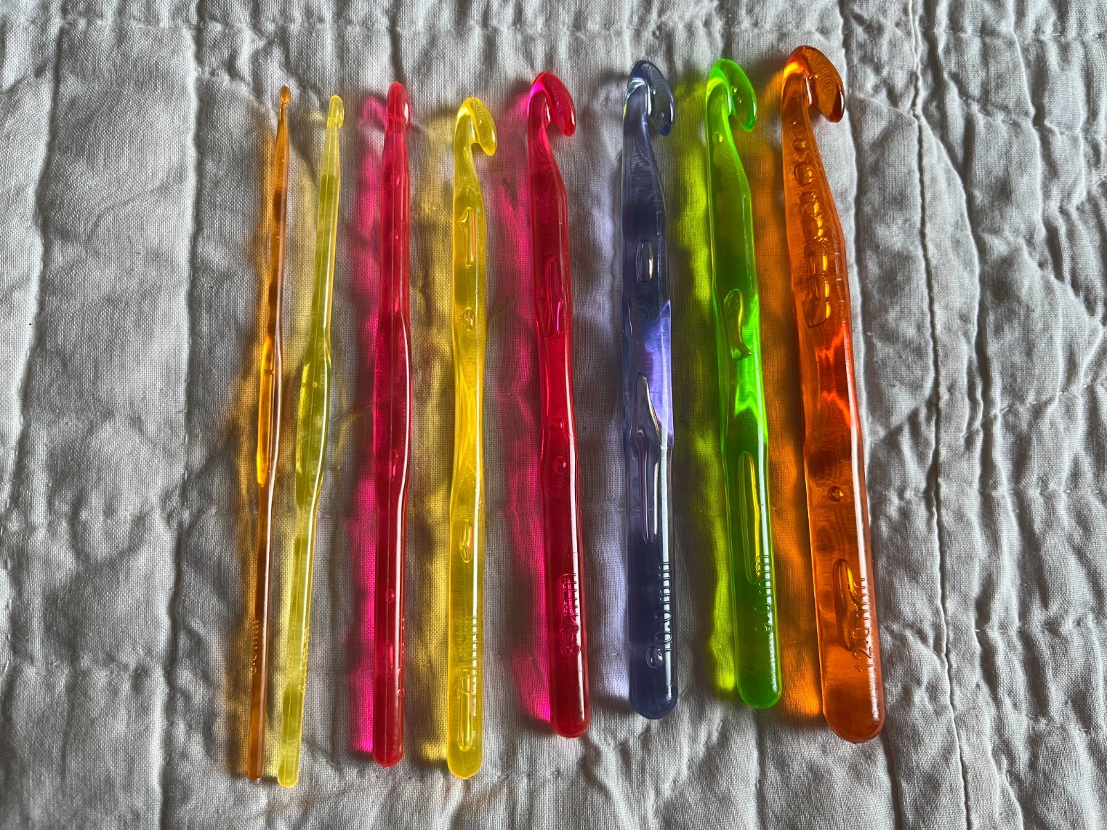 9 Piece Colorful Plastic Crochet Hooks D, F, G, J, K, L, M, N, P NEW