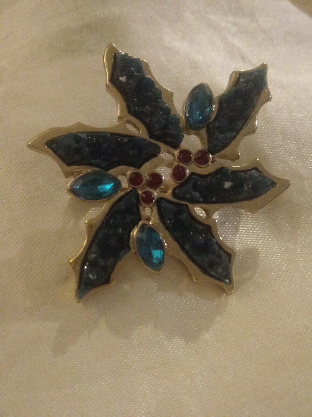 POINSETTIA JEWELED & SILVER TONE HOLIDAY CHRISTMAS PIN BROOCH