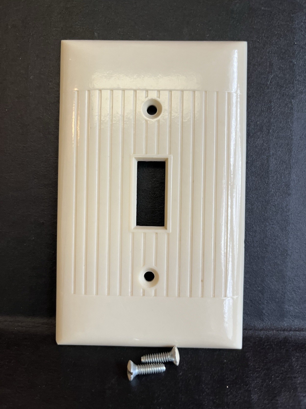 Vintage Sierra Ivory Single Toggle Wall Plate Light Switch Cover Ribbed w/ Screw