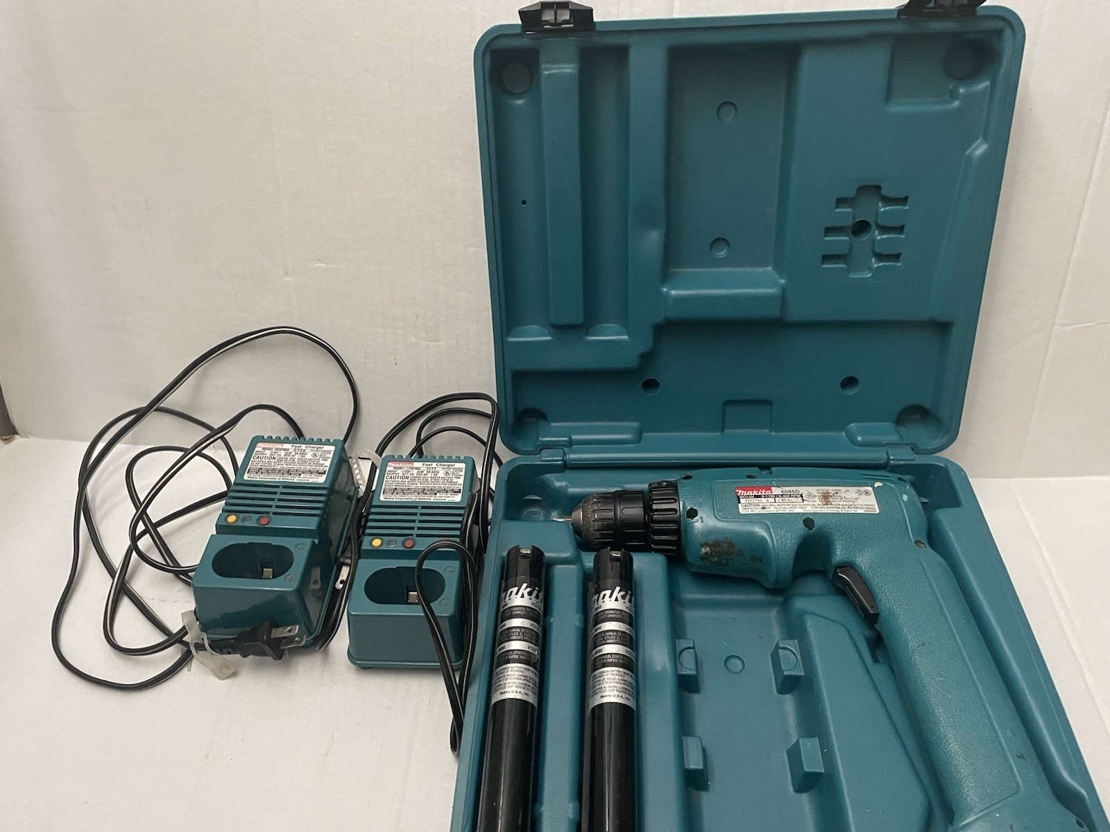 Makita Drill 6095D With Case 2 Chargers & 2 Batteries, Tested & Works