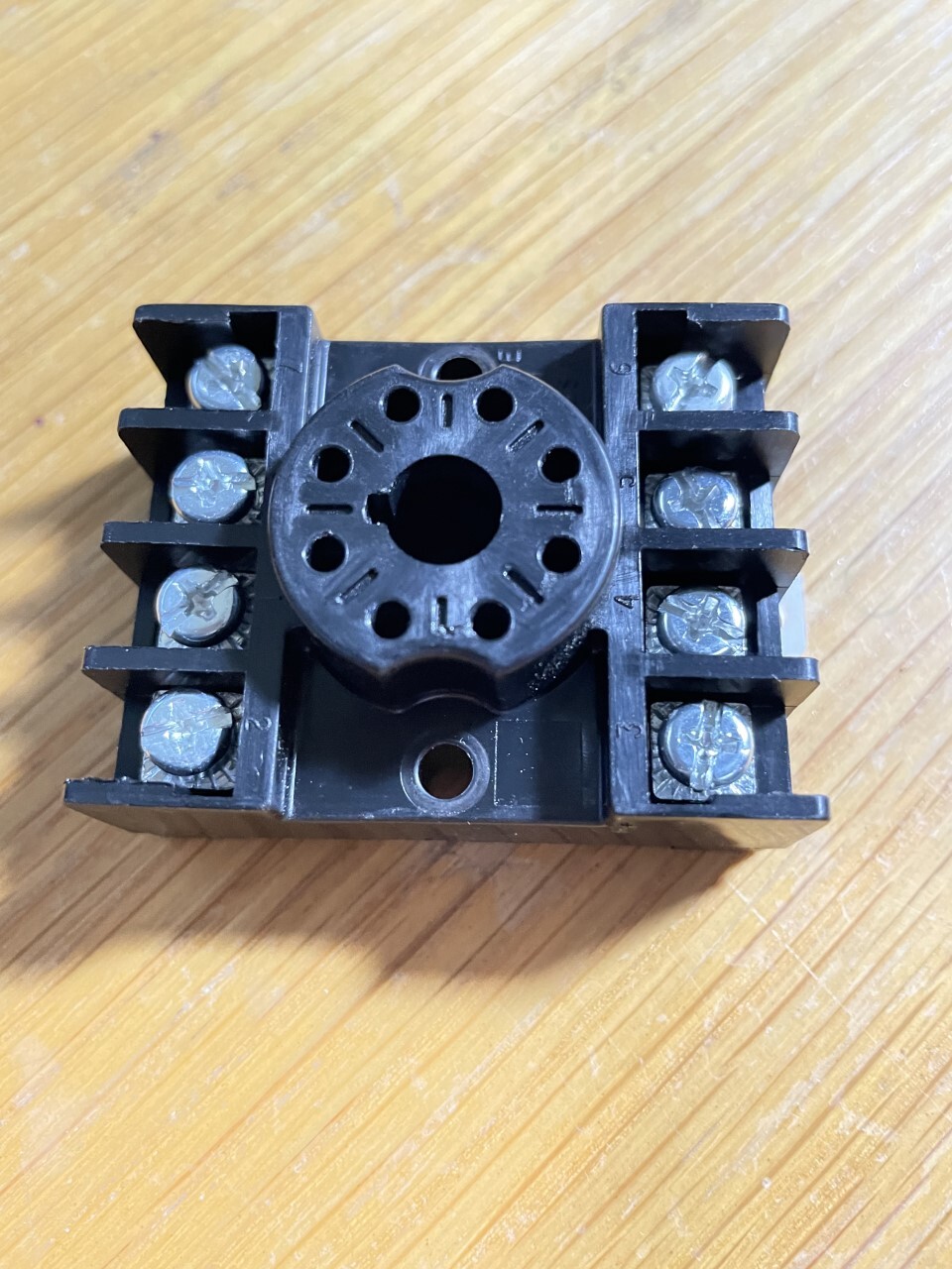 A Custom Connector OT08-PC  8 PINS Din Relay Socket, 10A, 600 VAC,