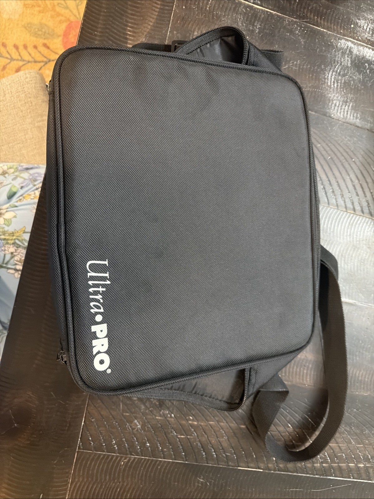 Ultra Pro. ZIP GAMING CASE DELUXE