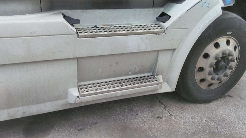 For 2016 VOLVO VNL SIDE FAIRING Right ,  OH