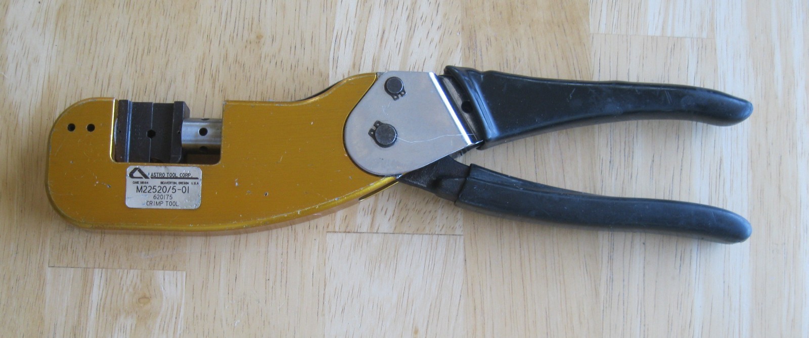 Astro Tool Corp. Hand Crimping Crimp Tool M22520 5-01 Beaverton, OR USA 620175