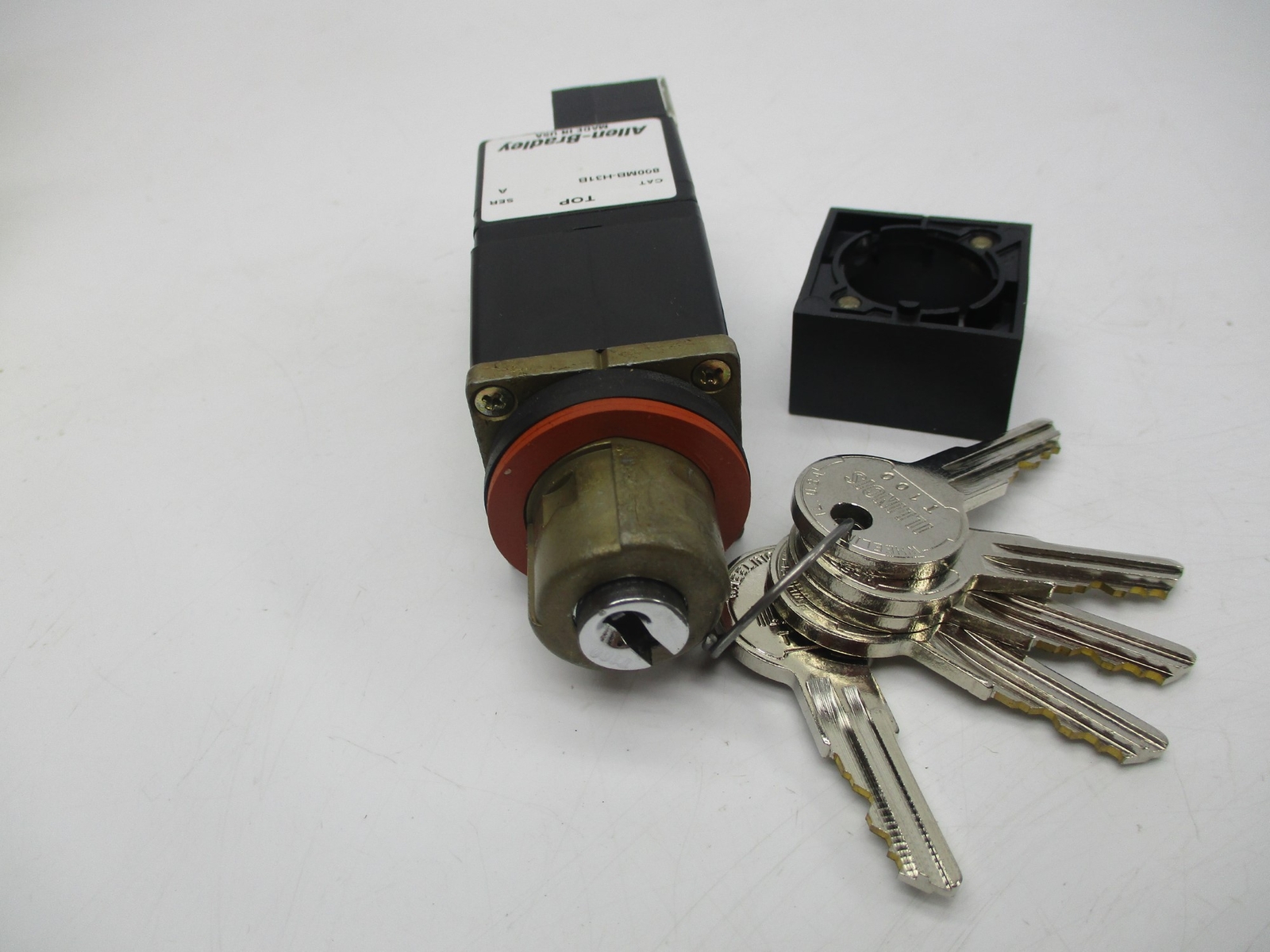 ALLEN BRADLEY 800MB-H31BLA SER.A SWITCH SELECTOR W/KEYS NSMP