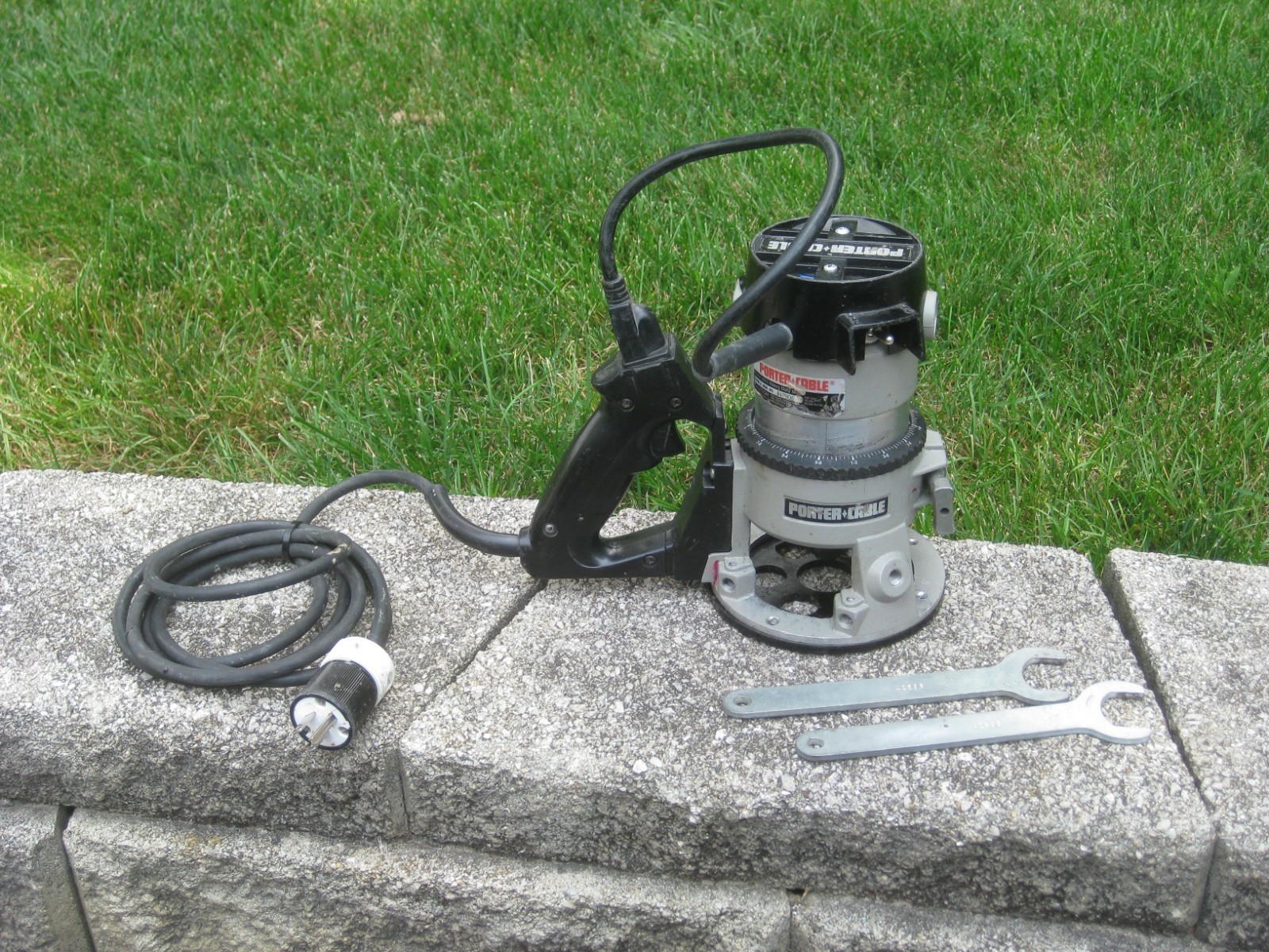 Porter Cable 6912 H.D Router With 6911 D-Handle Base & 2 Collet Wrenches