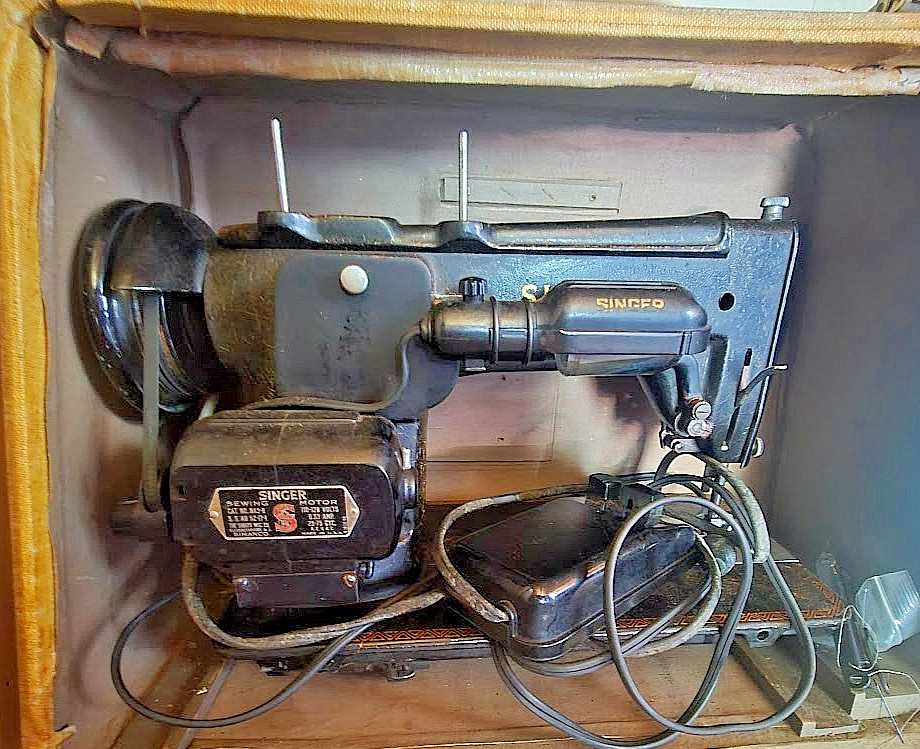 1950s Singer Sewing Machine 306 series with pedal and case WORKS