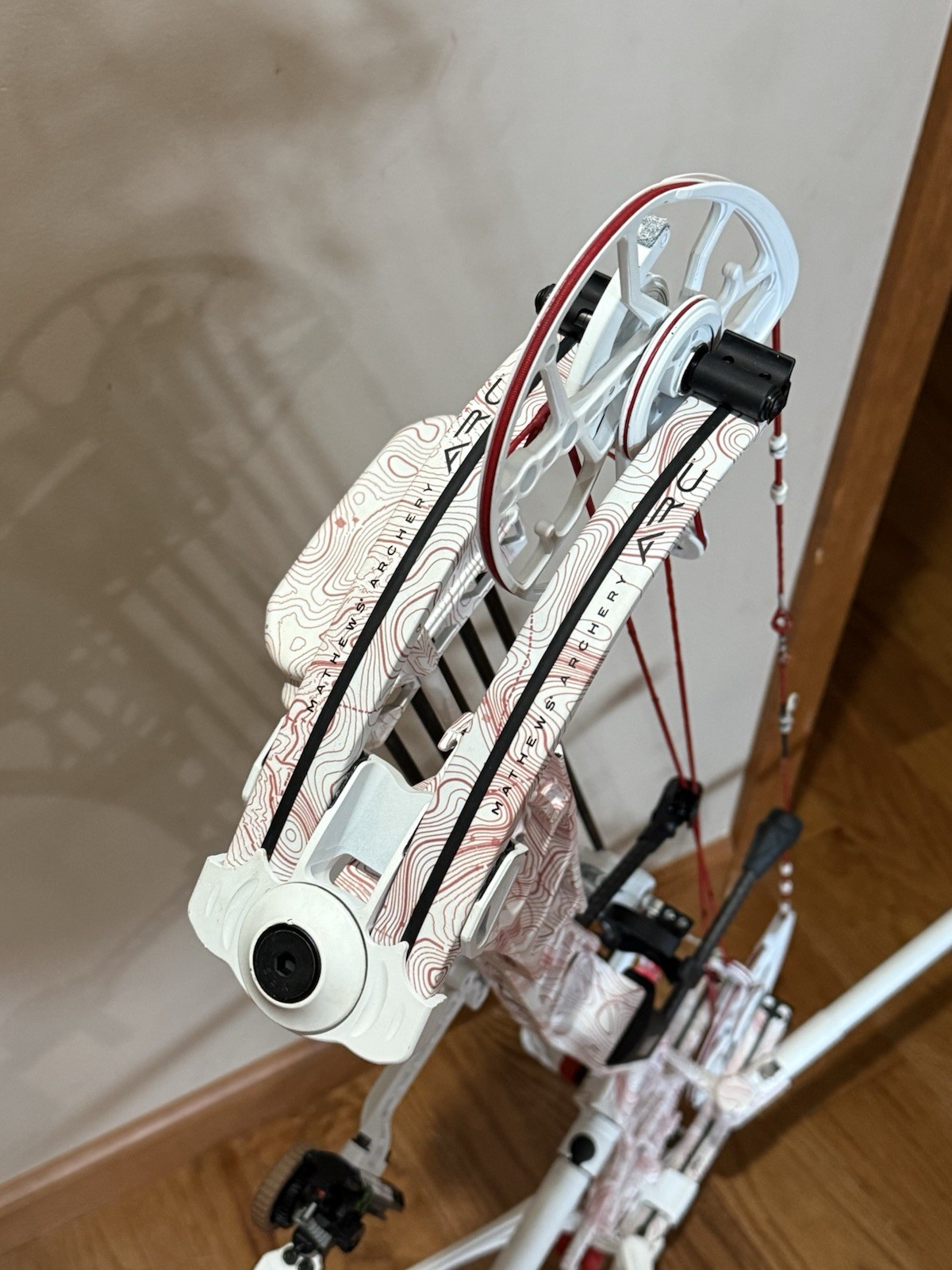Mathews ARC 34 Compound Bow Right Hand 60 Loaded