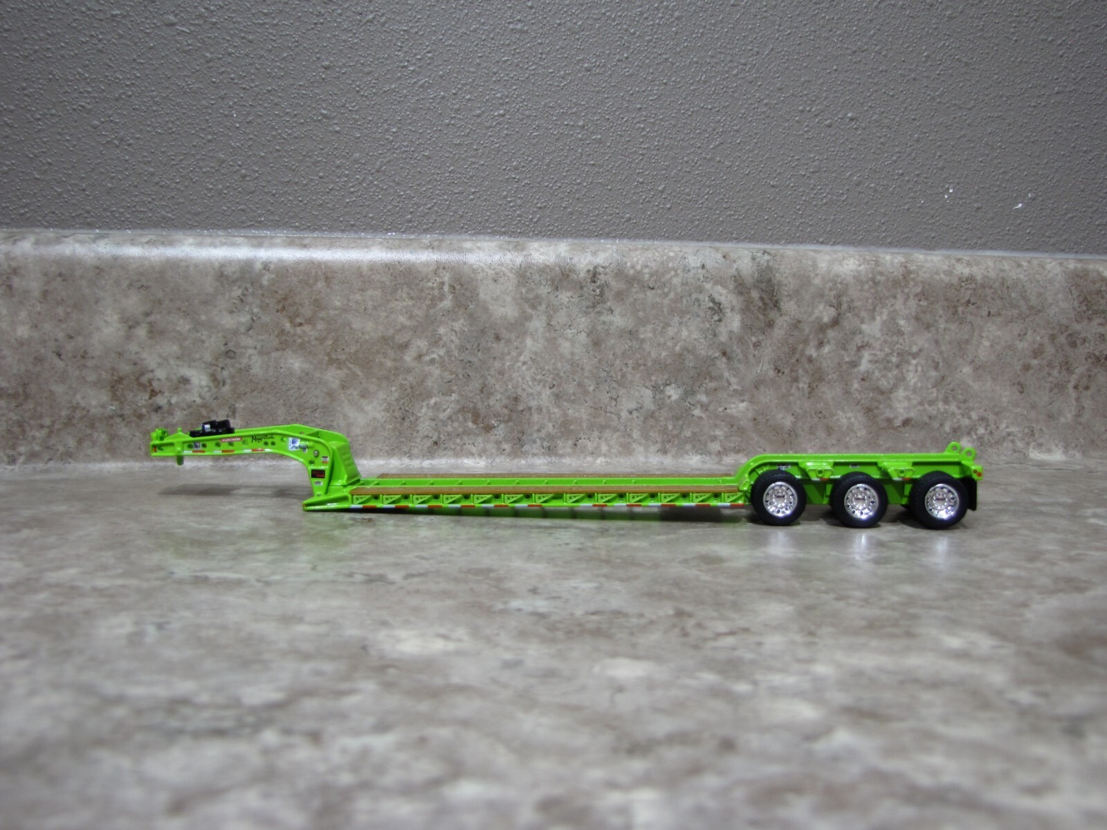 DCP 1/64 Lime Green Fontaine Tri-Axle Detachable Lowboy Trailer Toy