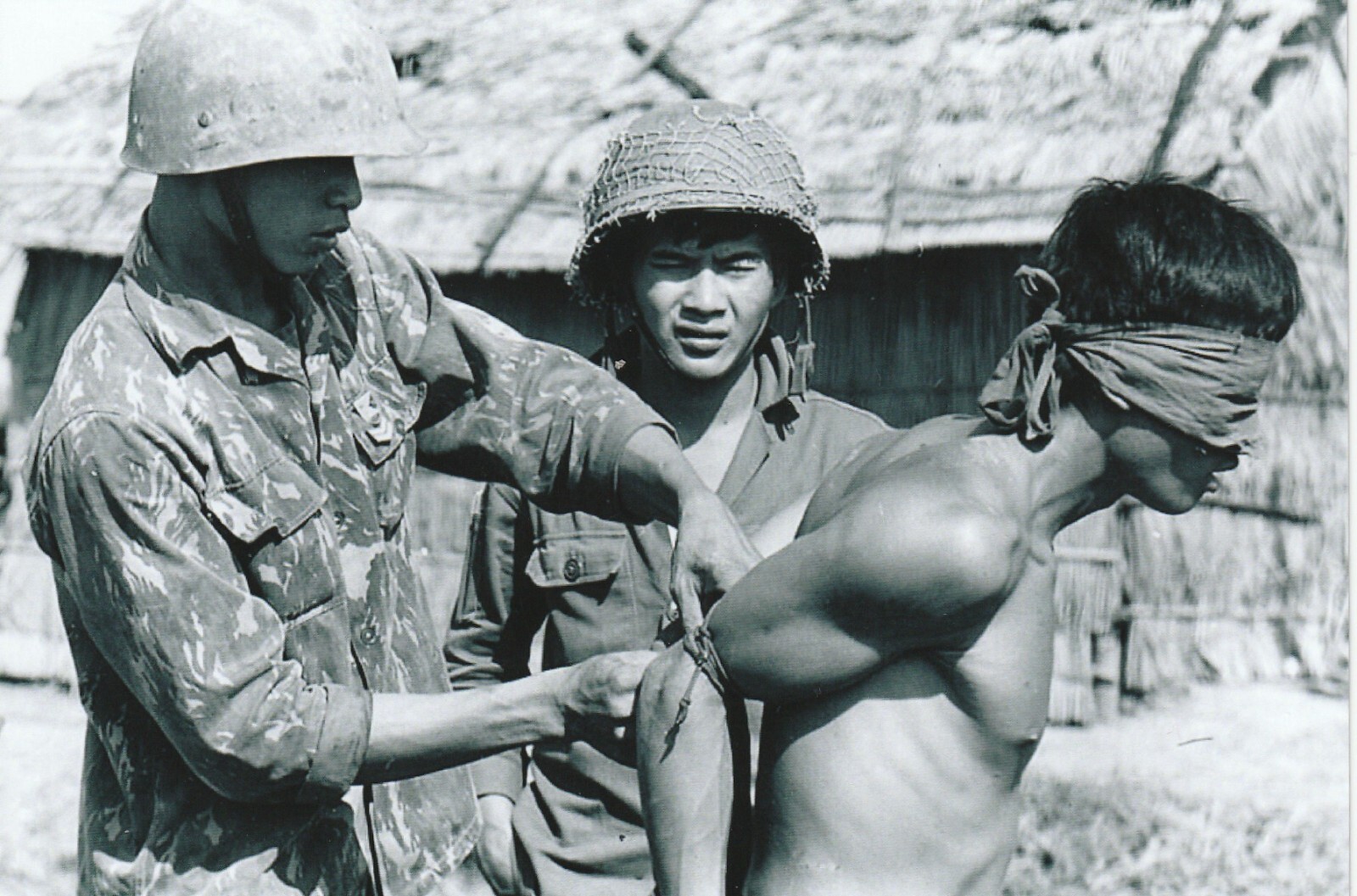 Vietnam  War  Photos --   Soldiers -VC Prisoners...