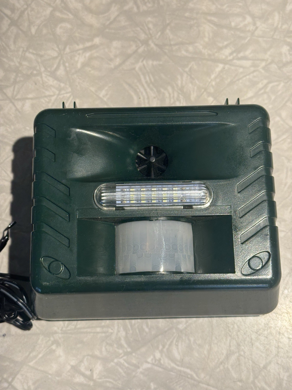 Ultrasonic Outdoor Animal Repellent Motion Activated Strobe LED Light⭐