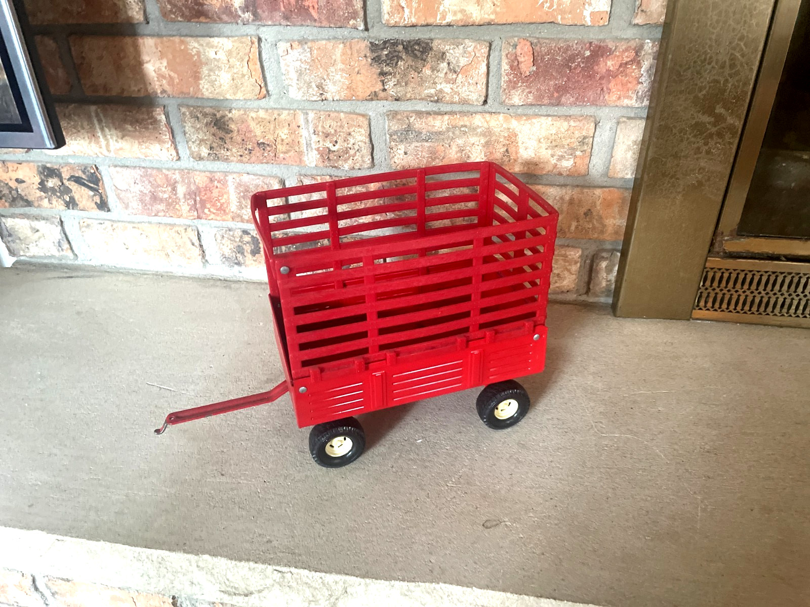 Ertl Haybale farm wagon #1628 red 8'' with hitch Dyersville Iowa USA made
