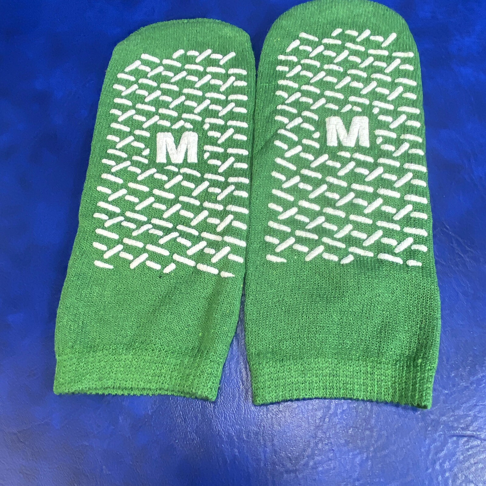 One Pair Size Medium Green Double Tread Anti-Slip Hospital Socks / Slippers SZ M