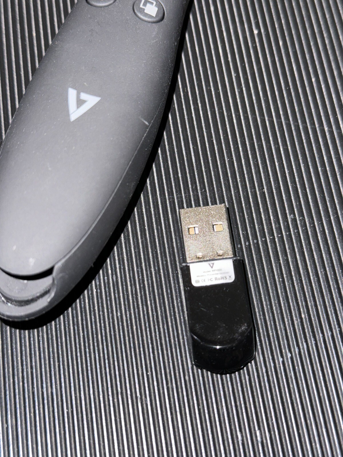 V7 WP1000-24G-19NB Professional Wireless Presenter with Laser Pointer