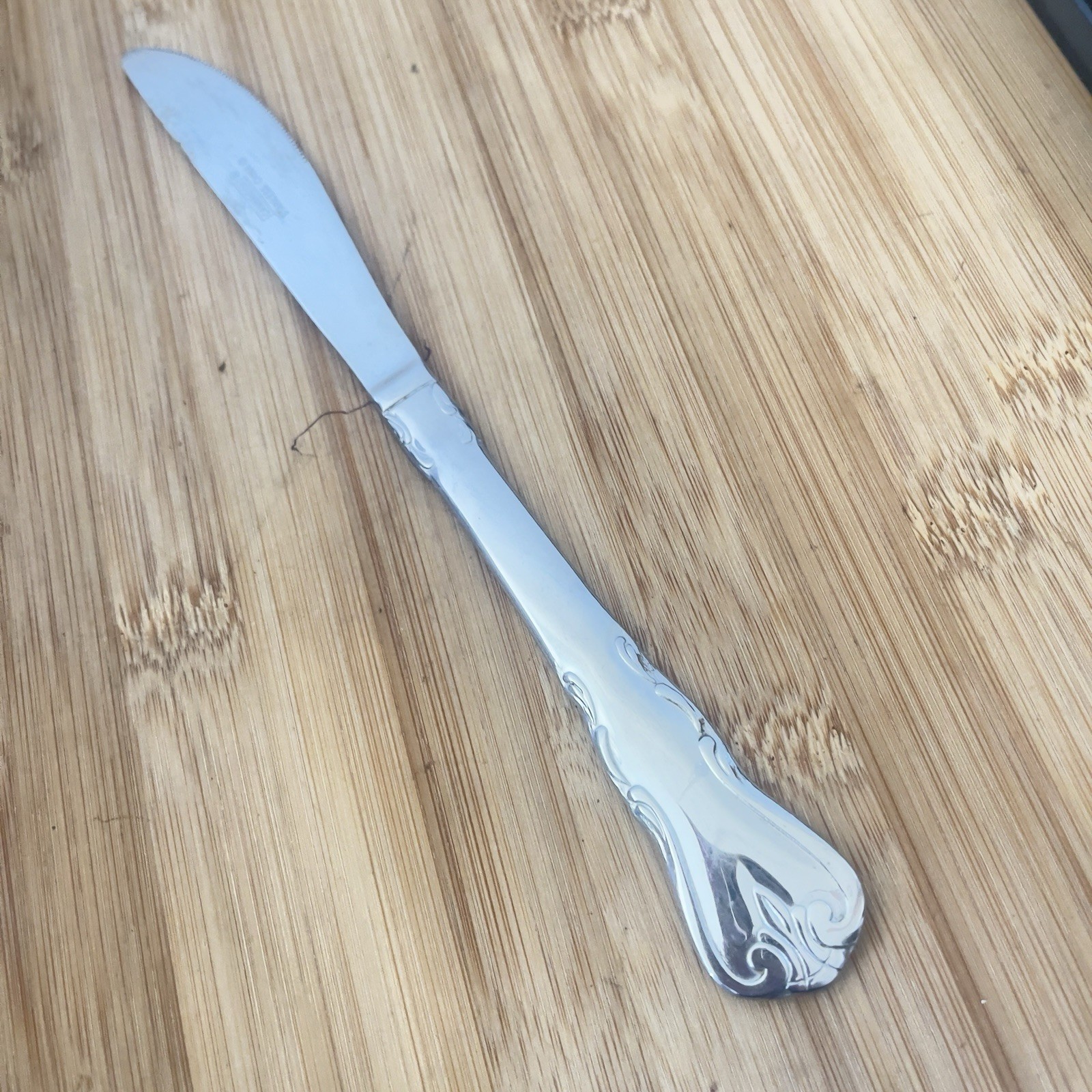 Cambridge Stainless JESSICA Fleur de lis Scrolls SERRATED DINNER KNIFE 8.5”