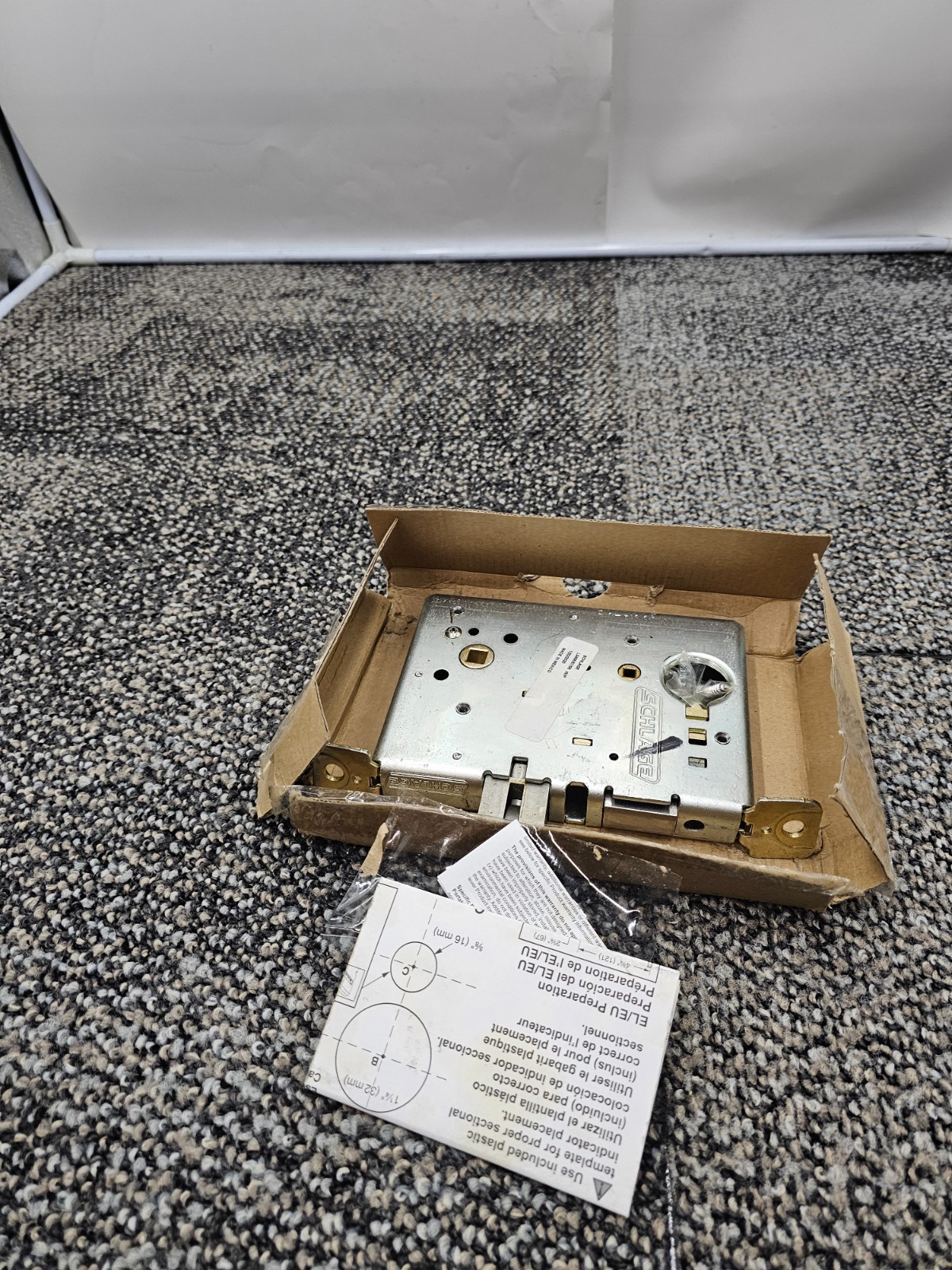 Schlage L9000-Series Template for Right-Handed Door