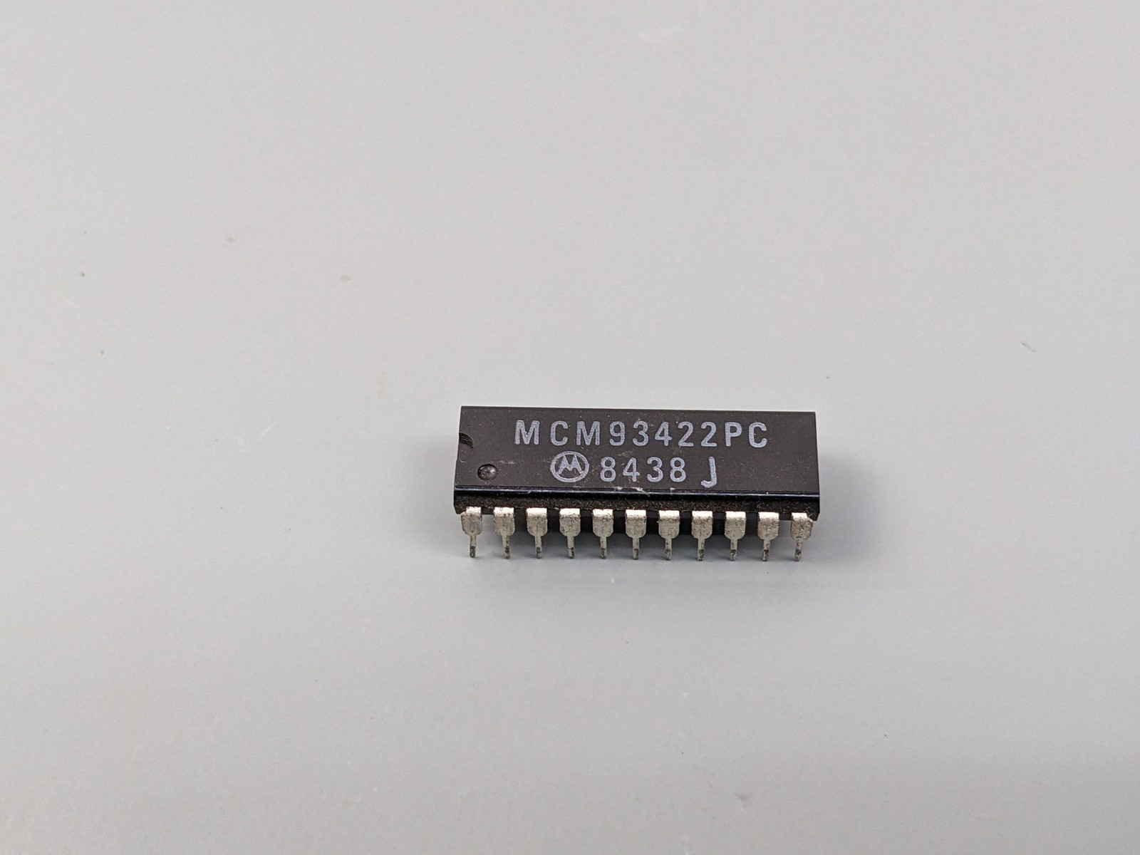 (5) Motorola MCM93422 256 x 4 SRAM Memory ICs