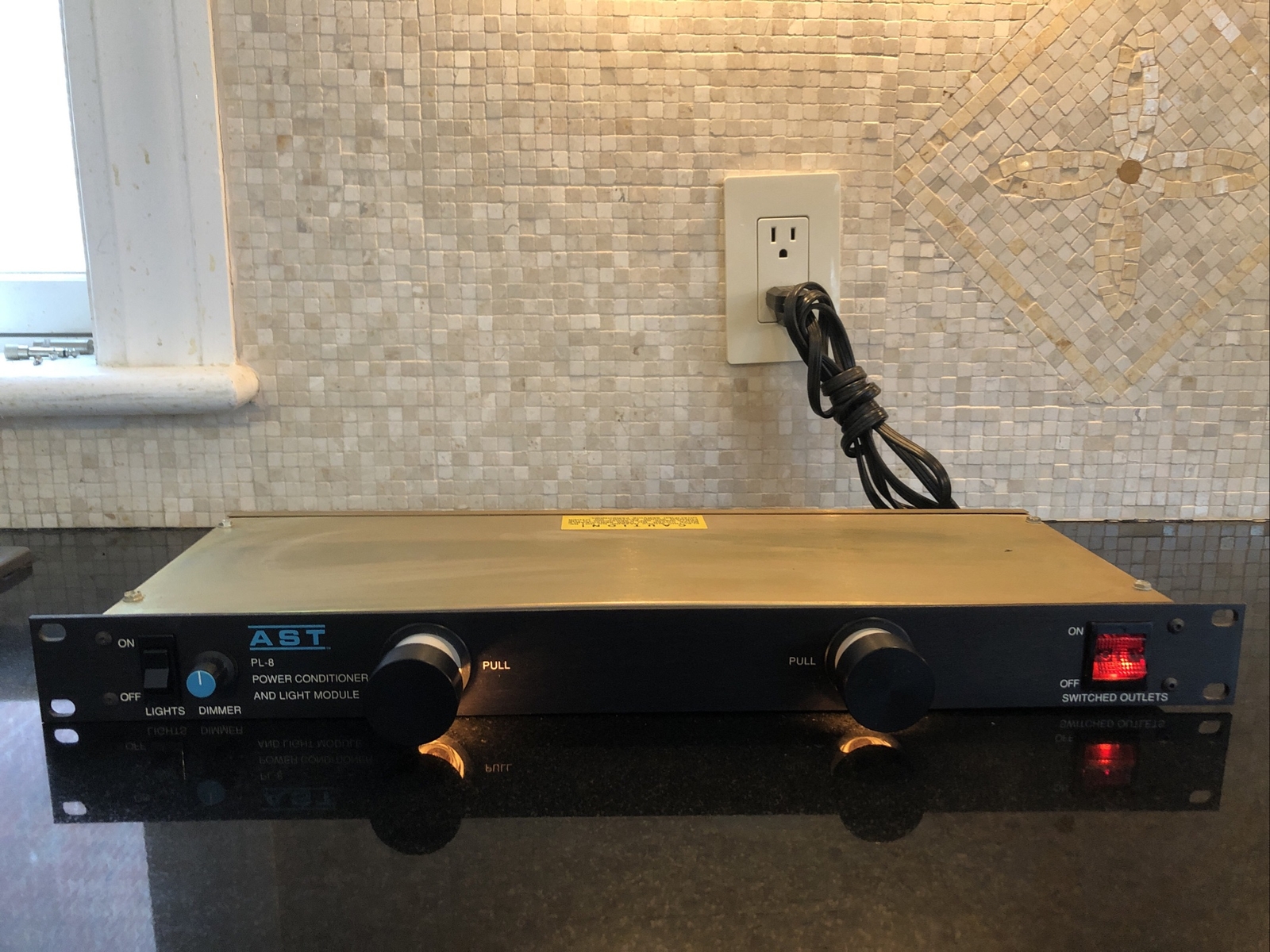 Furman PL-8 15 Power Conditioner with Light Modules 10 Amps 1200 watts 8 Outlets