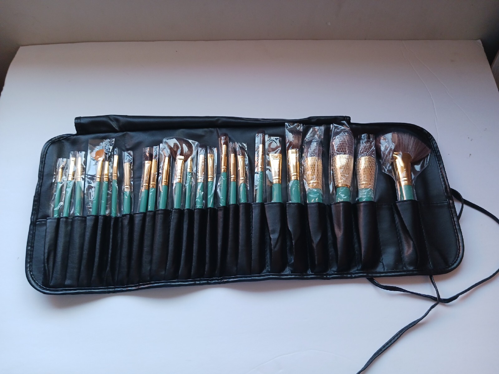 BONBOM 24 PIECE LUXE BRUSH SET include brush roll gorgeous green