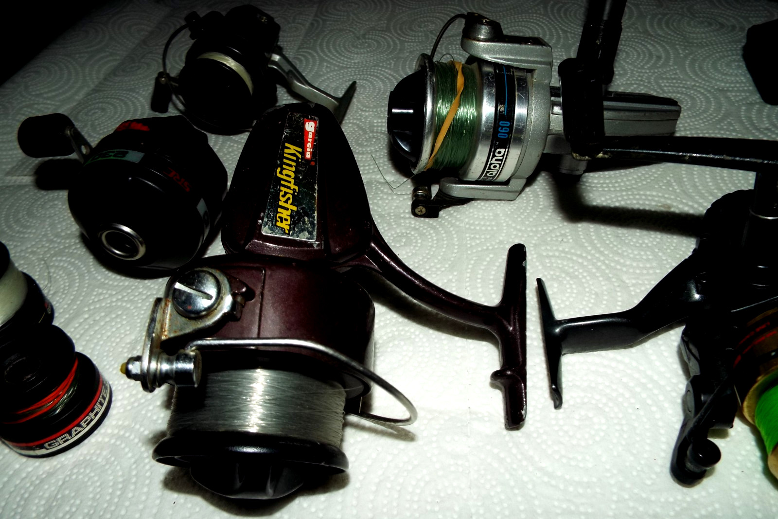 7 VINTAGE FISHING REELS WITH SOME EXTRA SPOOLS GARCIA, QUANTAM ETC.... READ!!!