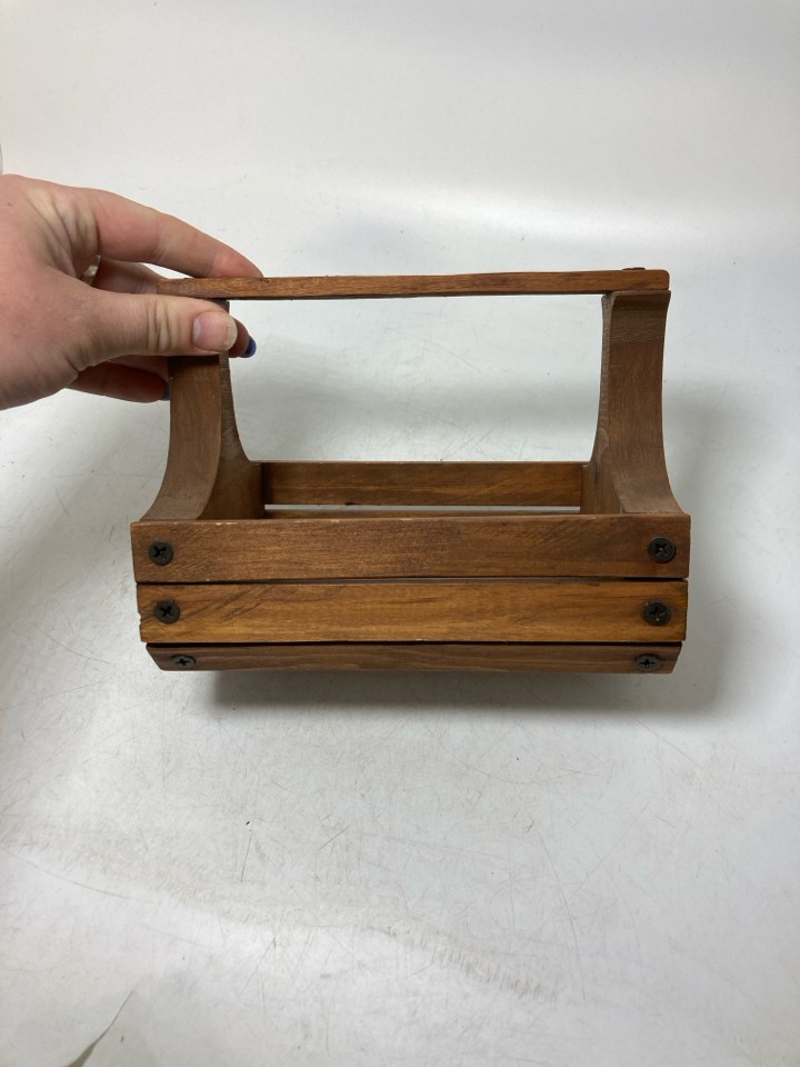 SLOTTED SMALL CRATE BASKET W/ HANDLE.