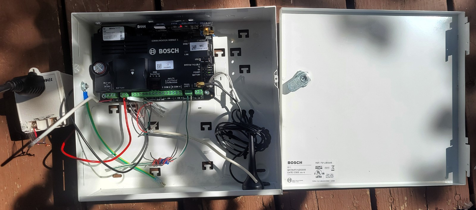 BOSCH B465 & B444 Universal Dual Path Communicator With Cabinet And Antenna