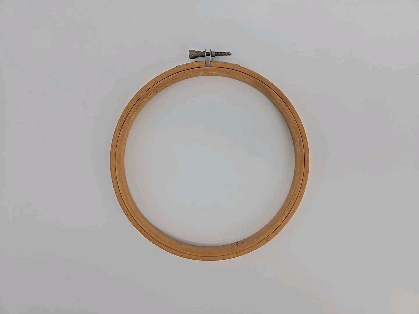Lot of 4 Round Embroidery Hoops Pre-owned READ