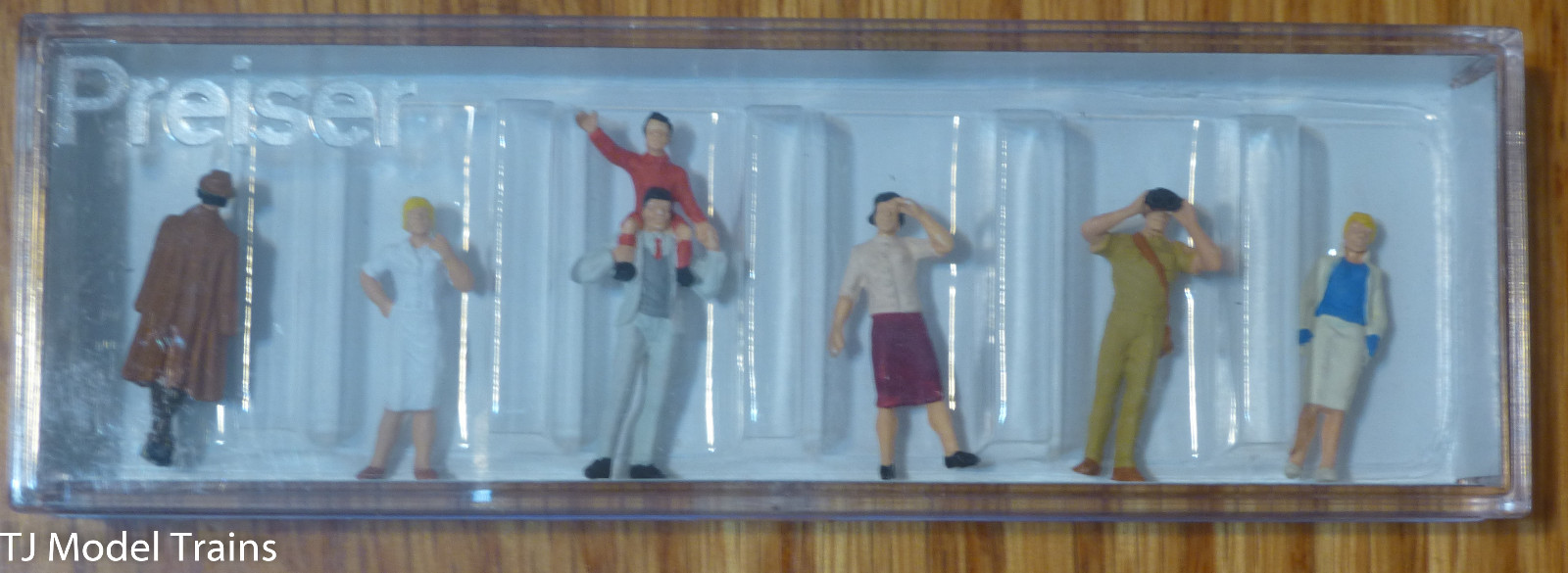 Preiser HO #10026A Pedestrians -- Railfans Standing (Painted Figures)