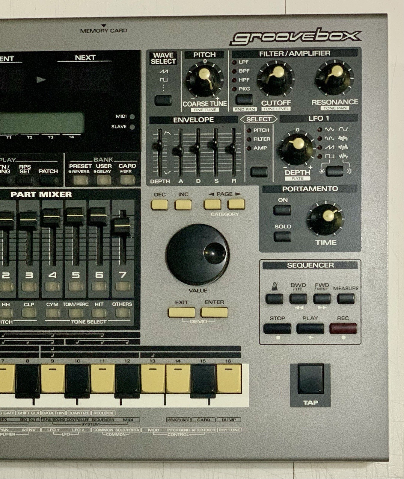 Roland MC-505 Groovebox 8-Track MIDI Controller Sequencer Drum Machine 1998