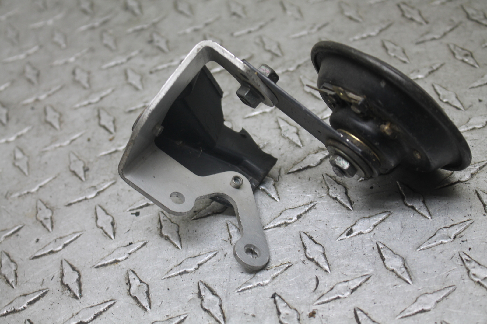 02-03 Yamaha R1 HORN SIGNAL oem bracket