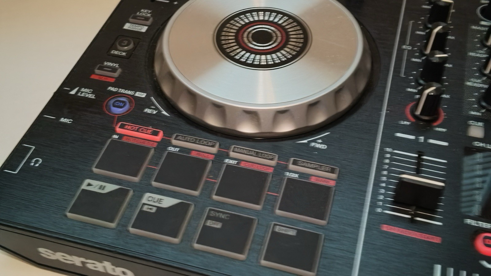 Pioneer DJ DDJ-SB2 Serato 2-Channel 2-Deck DJ Controller powers on