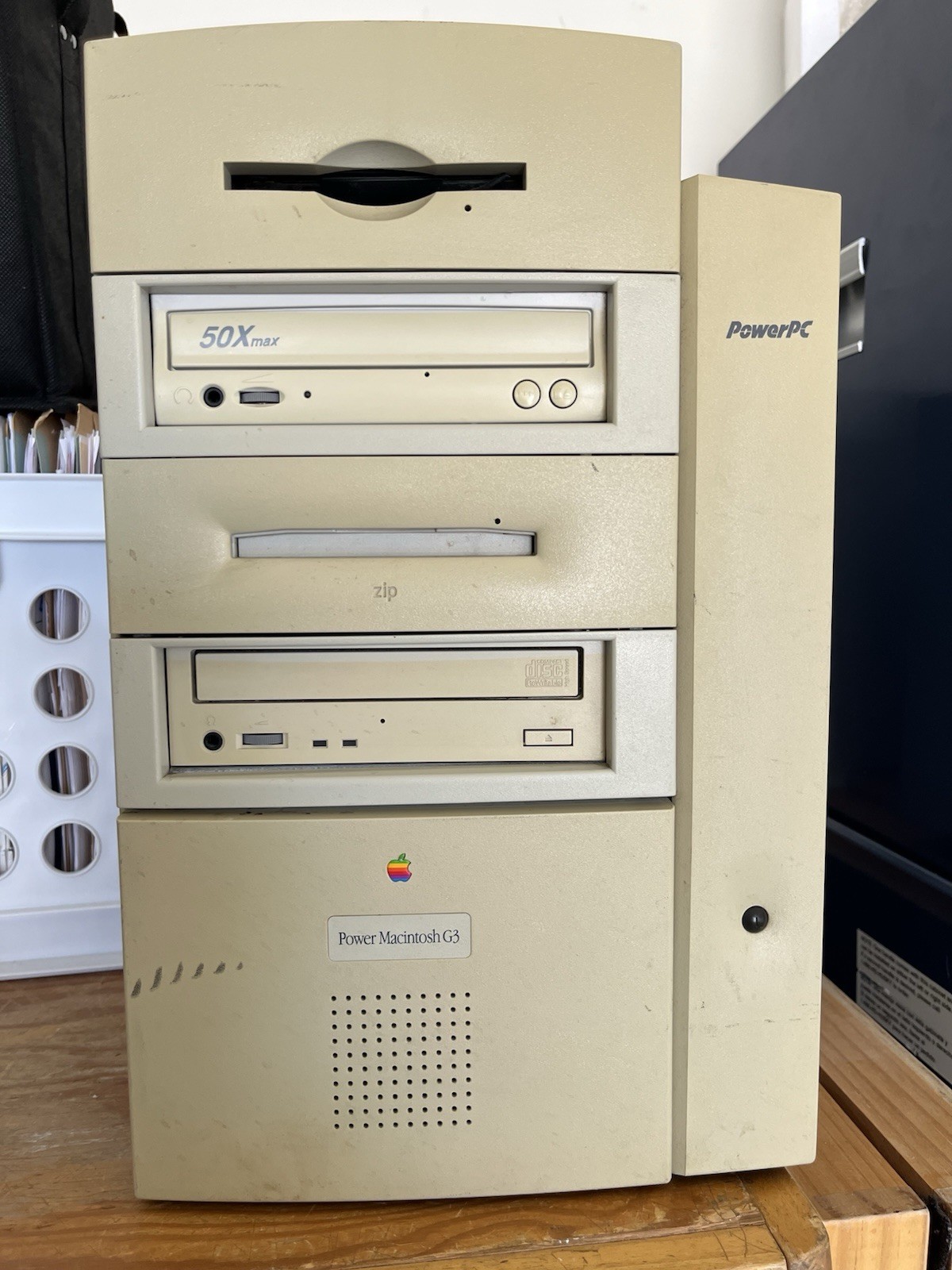 Vtg Apple Macintosh G3 PowerPC M4405 Desktop Computer, Powers On, Cords/Keyboard