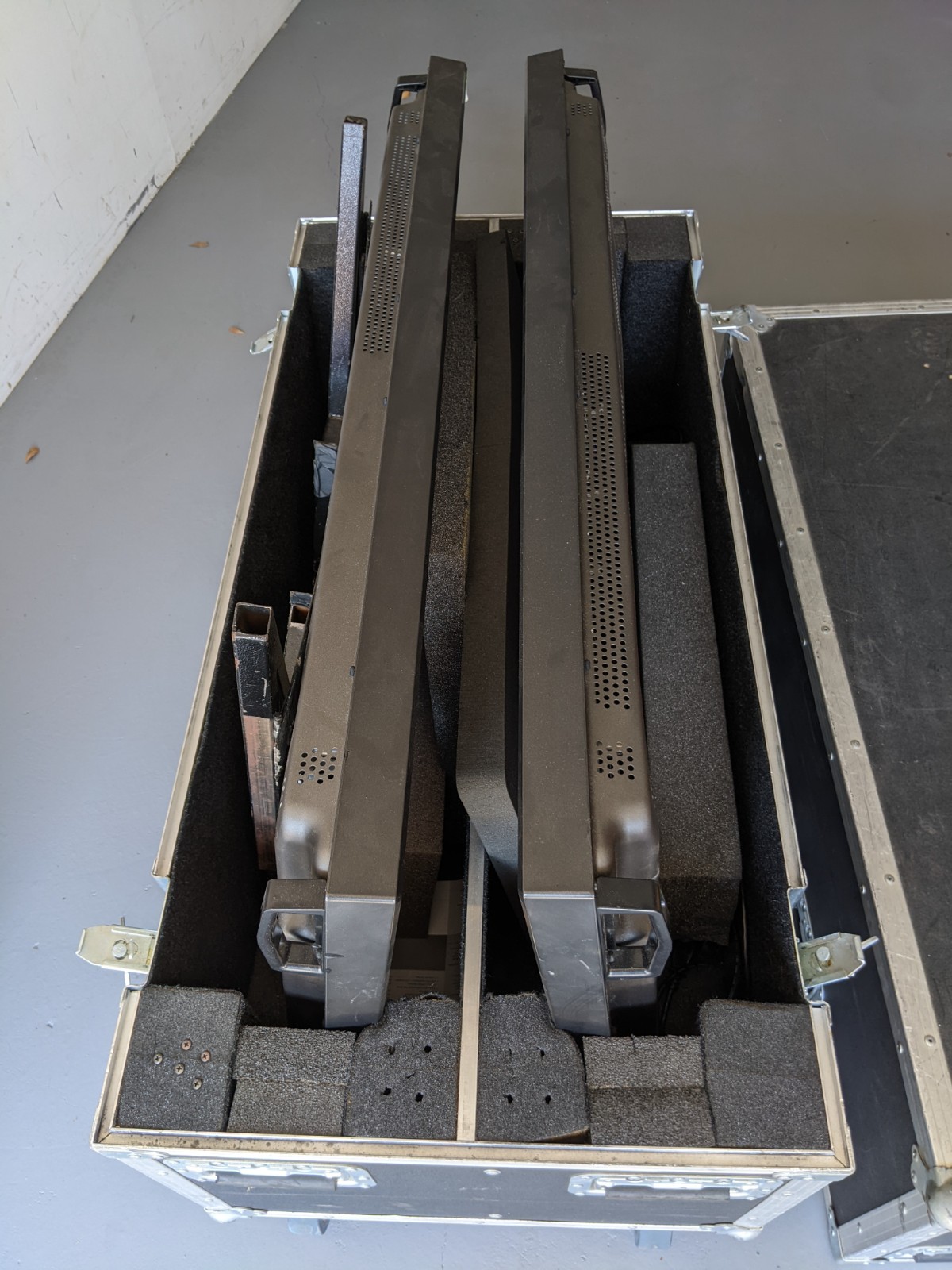 Professional Clamshell Rolling A/V ROAD CASE ONLY for 42"+ Display Monitors