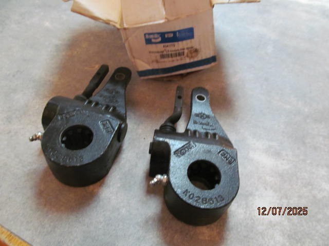(2) Bendix K041772  Automatic Slack Adjusters 1 in the box & 1 without box