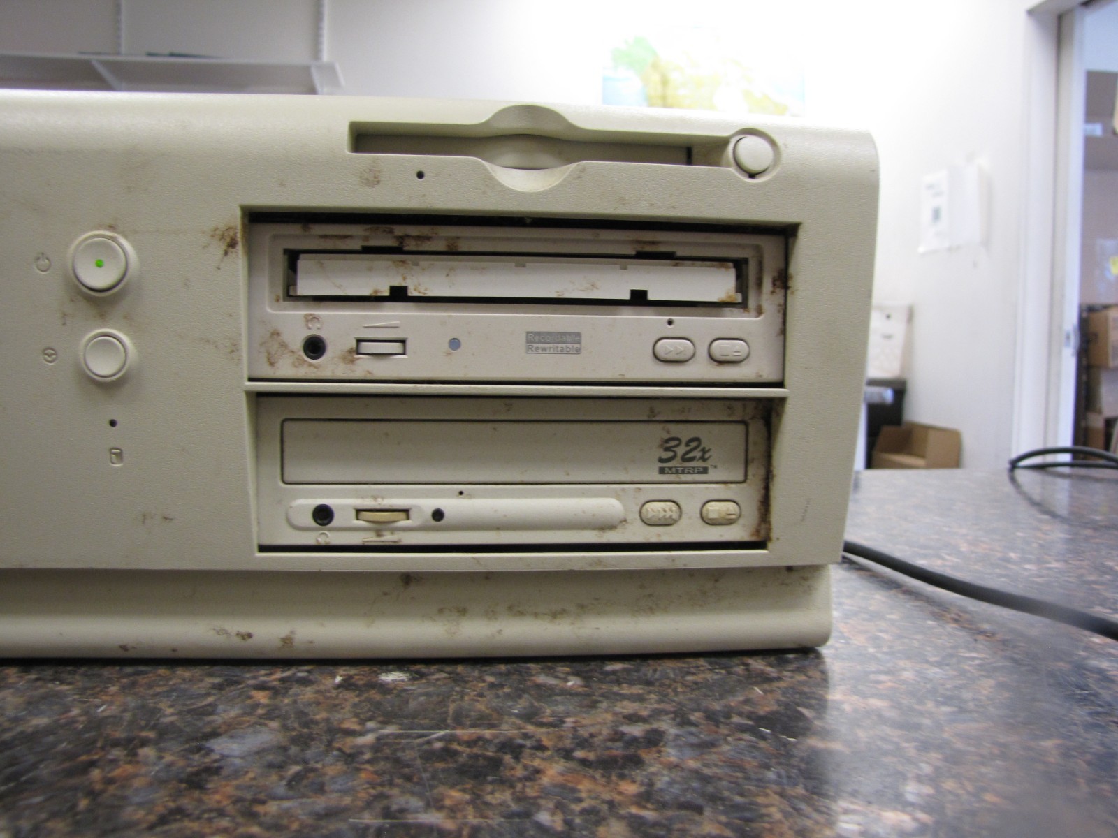 Dell OptiPlex GX110 Intel Pentium III PC Computer - no HD, powers on
