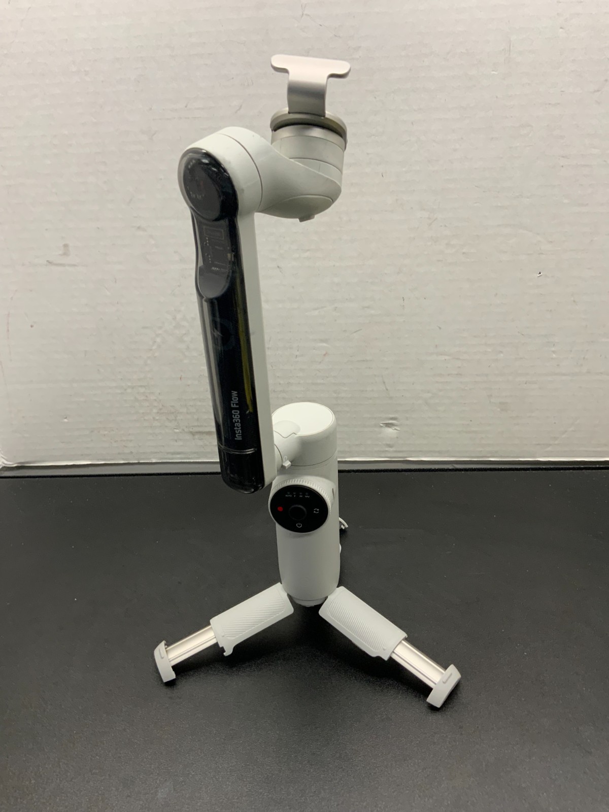 Insta360 Flow Standard 3-Axis Gimbal Stabilizer with built-in Tripod - Gray