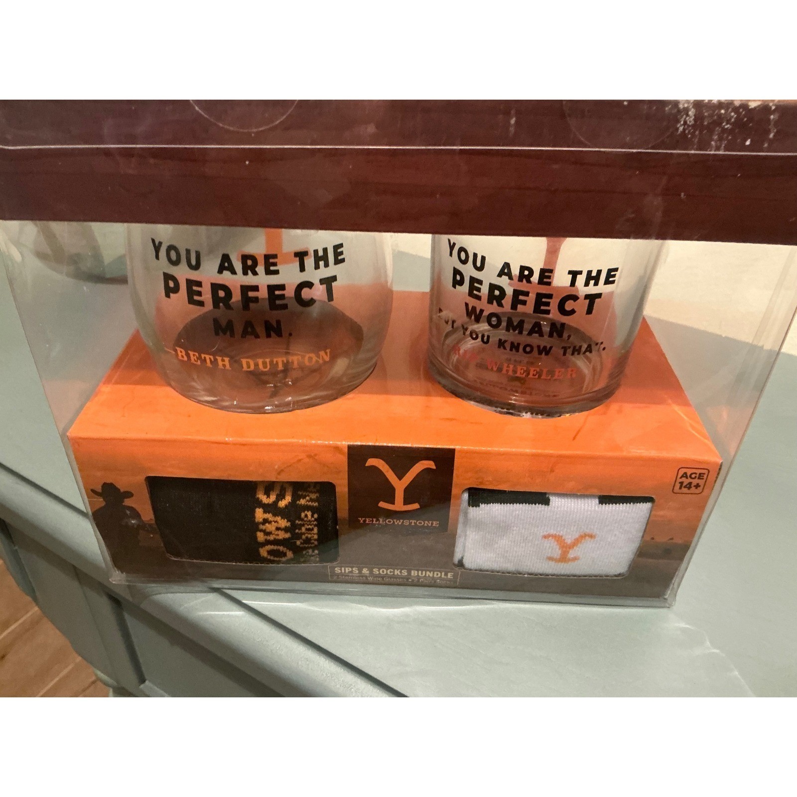 New Yellowstone Dutton ranch Bundle 2 stemless wine glasses 2 pairs crew socks