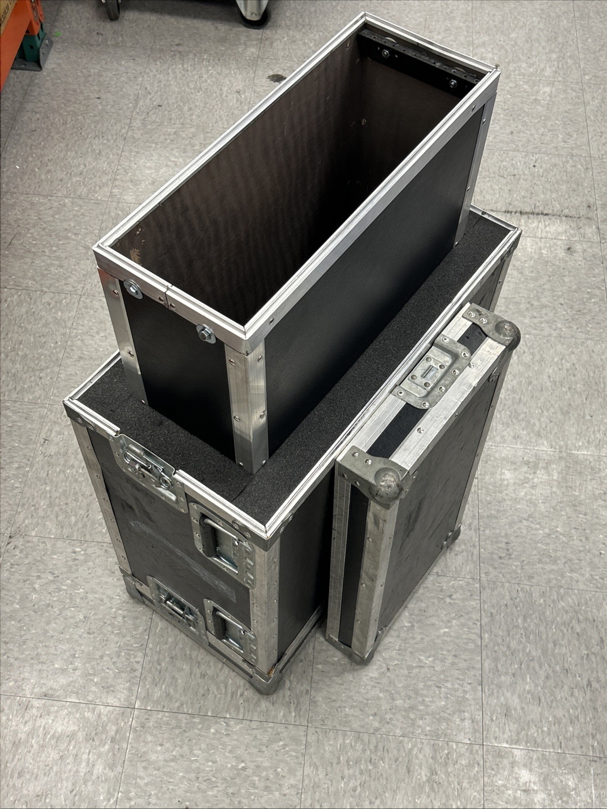 Flight Case Server Rack 4U Penn Elcom 19” Wide 21” Depth 2” Foam, missing parts