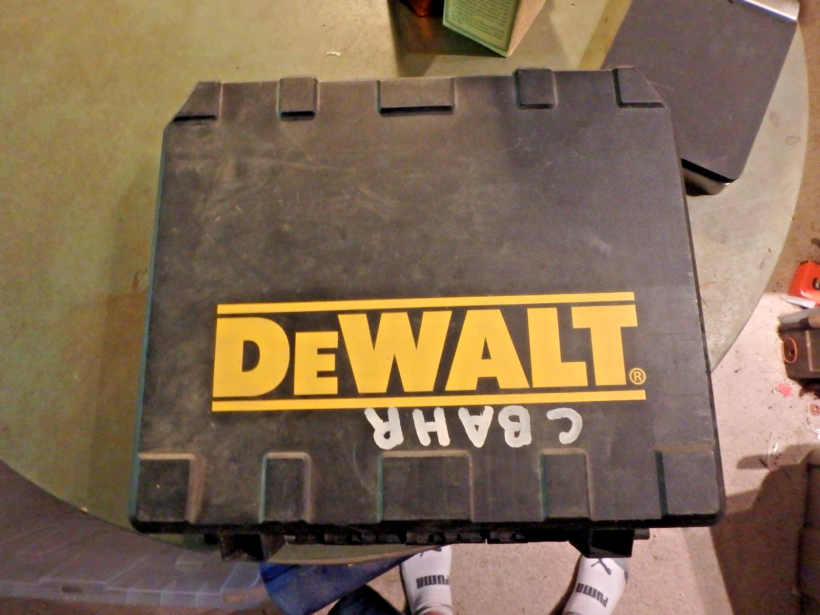 4N - DEWALT drill Driver DC983 14.4 volt- 2 working batteries, charger & case