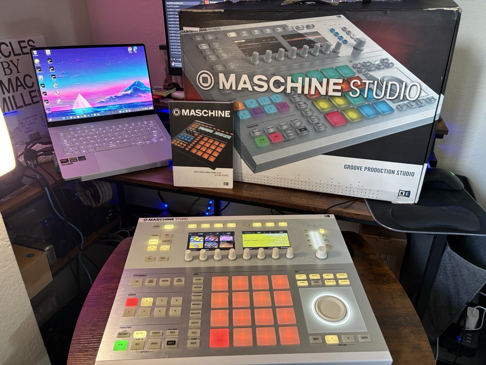 Native Instruments Maschine Studio White with Original box Blue USB & power cord