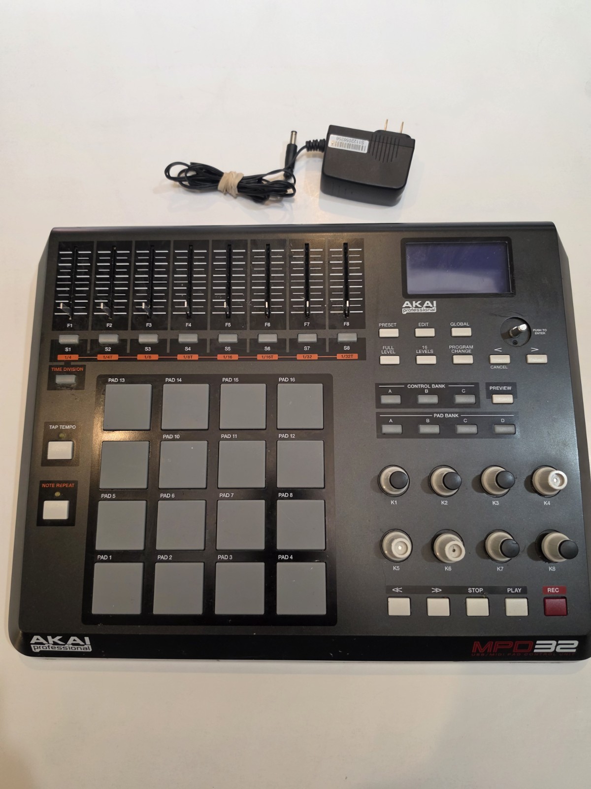 Akai Professional MPD32 USB/MIDI Pad Controller