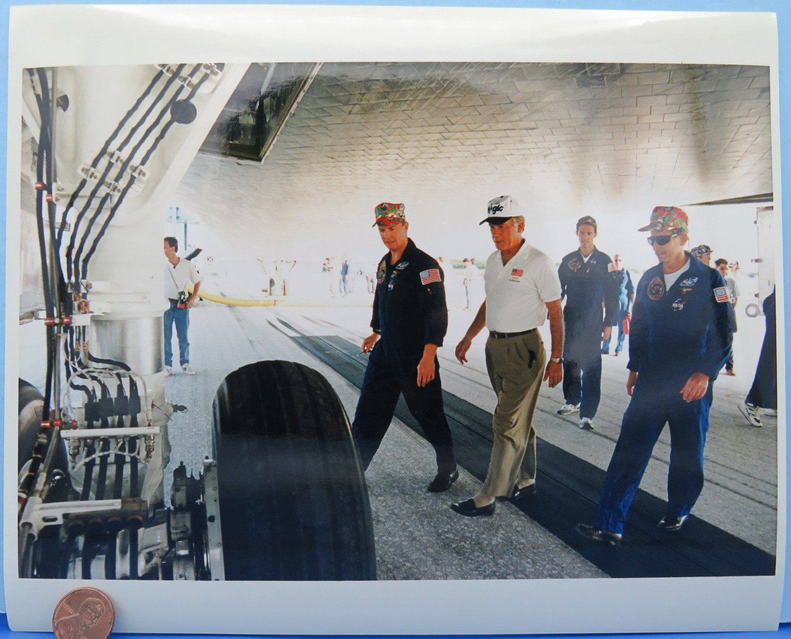 NASA press PHOTO STS-69 Endeavour / Miss. Commander NEWMAN & Pilot COCKRELL 1345