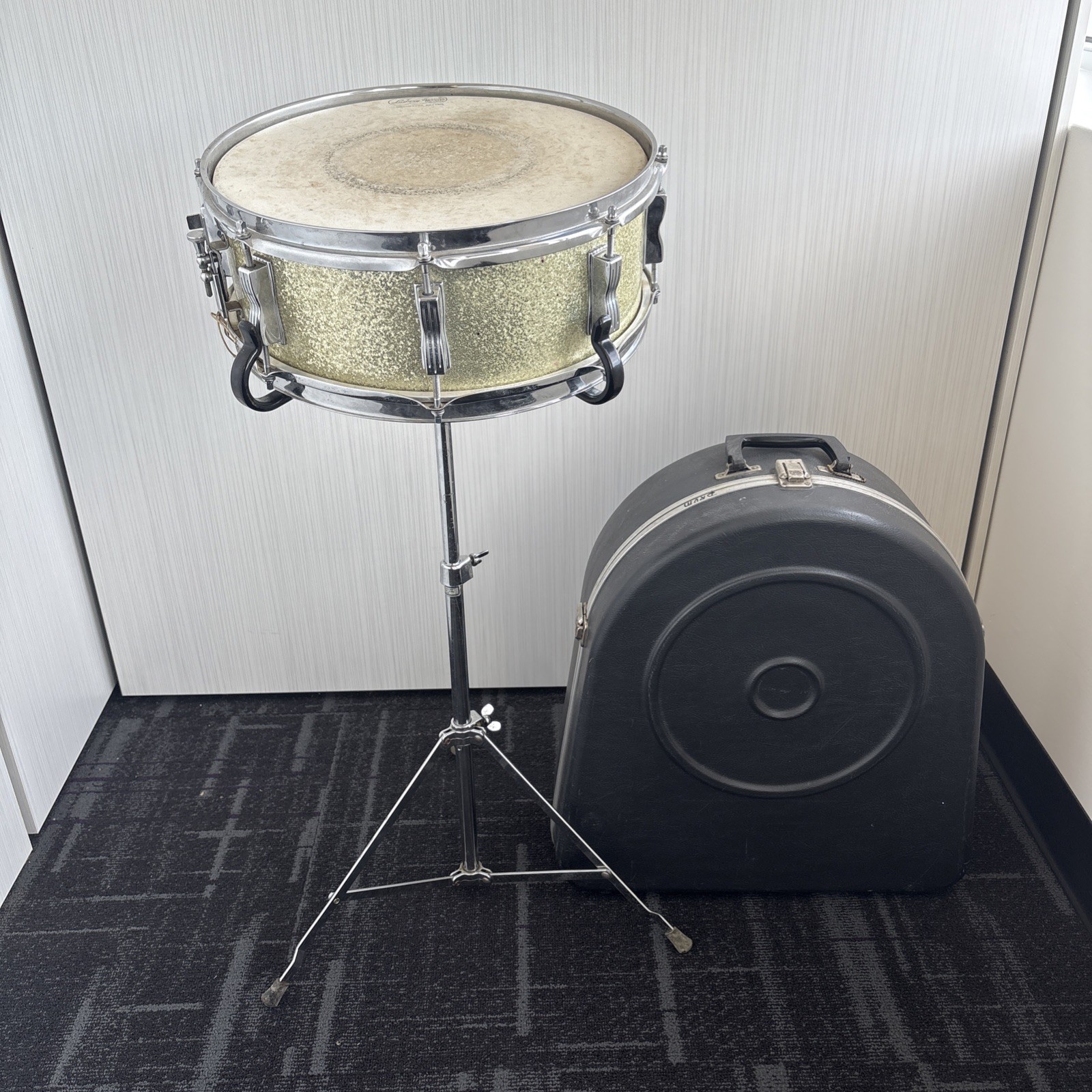 1968 Ludwig Jazz Festival Snare Drum 5.5 x 14” – Silver Sparkle – Stand & Case